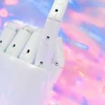 Análisis de las teorías de corporaciones no humanas y el control de las sociedades automatizadas mediante ficciones legales en Argentina.