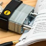 Diagrama conceptual de un Estatuto Algorítmico mostrando la conexión criptográfica entre el texto legal legible por humanos, el hash criptográfico y el código de los Smart Contracts Societarios.
