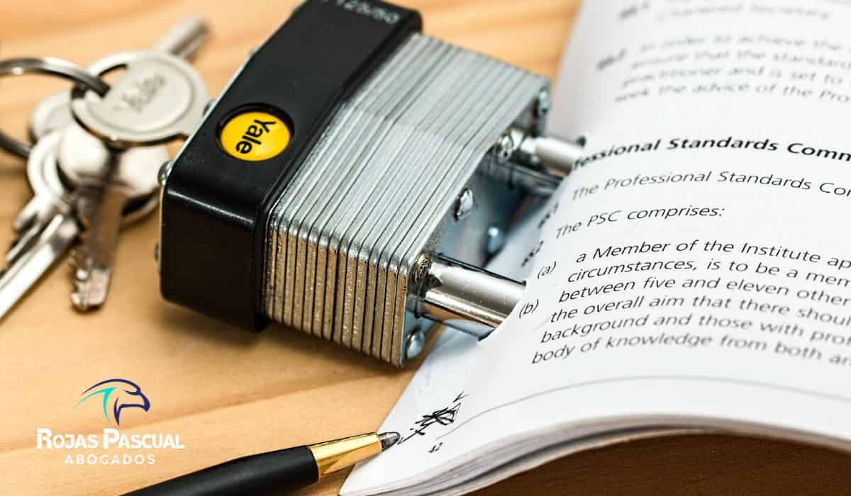 Diagrama conceptual de un Estatuto Algorítmico mostrando la conexión criptográfica entre el texto legal legible por humanos, el hash criptográfico y el código de los Smart Contracts Societarios.