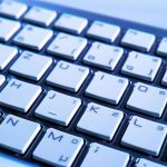 Flujo de auditoría de propiedad intelectual para activos de inteligencia artificial corporativa, conectando análisis de código fuente, trazabilidad de datos de entrenamiento y compliance de licencias