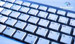 Flujo de auditoría de propiedad intelectual para activos de inteligencia artificial corporativa, conectando análisis de código fuente, trazabilidad de datos de entrenamiento y compliance de licencias