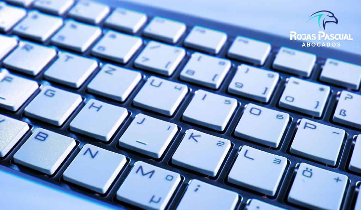 Flujo de auditoría de propiedad intelectual para activos de inteligencia artificial corporativa, conectando análisis de código fuente, trazabilidad de datos de entrenamiento y compliance de licencias