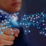 Diagrama de arquitectura de un directorio híbrido corporativo, mostrando un órgano de administración algorítmico ejecutando decisiones bajo la supervisión criptográfica multisig de directores humanos