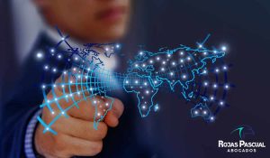 Diagrama de arquitectura de un directorio híbrido corporativo, mostrando un órgano de administración algorítmico ejecutando decisiones bajo la supervisión criptográfica multisig de directores humanos